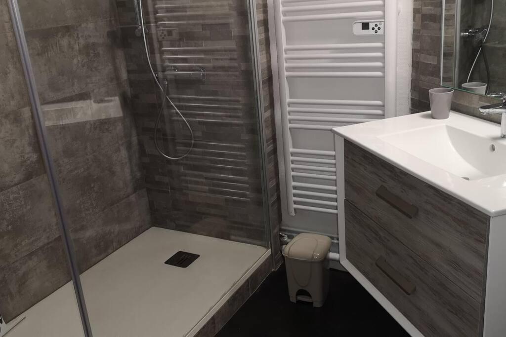 Duplex au centre ville, dans cour intérieure calme Dole Extérieur photo